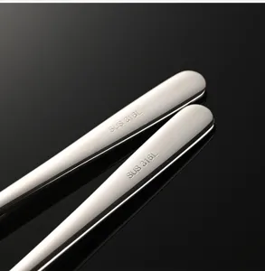Edelstahl Besteck Griff Detailaufnahme, hochwertige 316L Spiegelpolitur Nahaufnahme.