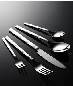 Juego de cubiertos de acero inoxidable detalle, mango con rombos cuchillo tenedor.