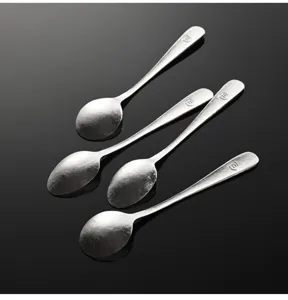 Vue détaillée de mini cuillères à épices en pur titane, lot de 4 pièces finition texturée.