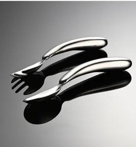 Set cucchiaio e forchetta per neonati in acciaio inossidabile design ergonomico.