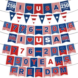 Detailansicht der hängenden Wimpelketten Dekoration zum 250. US-Unabhängigkeitstag.