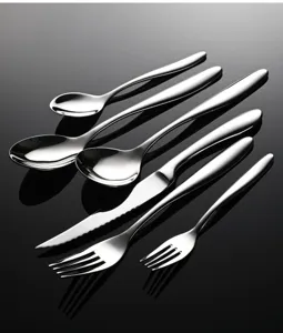 Detalle del juego de cubiertos de acero inoxidable, cuchillo filetero y tenedor