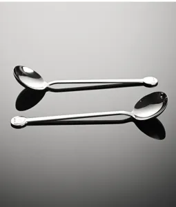 Dettaglio cucchiaio in acciaio inox con disegno orsetto, stoviglia elegante e lucida di qualità.