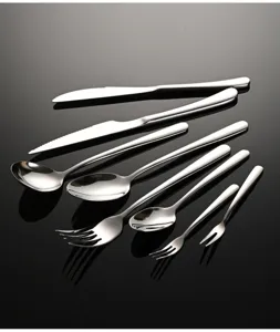 Hochwertiges 316 Edelstahl Besteckset, spiegelpolierte Messer, Gabeln und Löffel Detailansicht.