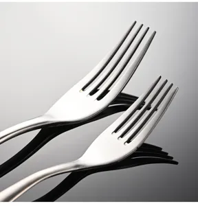 Detalle de primer plano de tenedor de cena de acero inoxidable con acabado satinado suave.