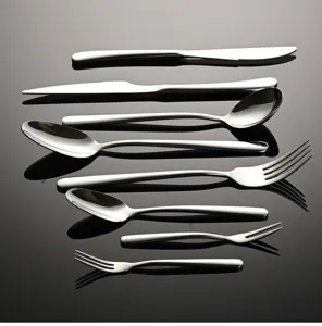 Detailansicht Edelstahl Besteck Set, polierte Messer Gabel Löffel für Küche und Restaurant.