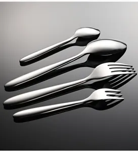 Dettaglio di posate in acciaio inossidabile con cucchiai e forchette dal design elegante e lucido.