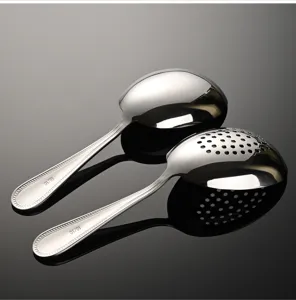 Dettaglio del set di cucchiai da portata in acciaio inox, materiale 18/10, elegante bordo con perle.