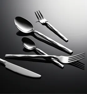 Juego de cubiertos de acero inoxidable con mango de diamante para cenas elegantes.