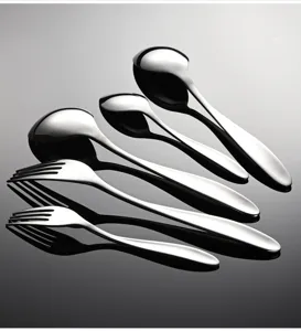 Detalle del juego de cubiertos de acero inoxidable, tenedor y cuchara pulidos para mesa.