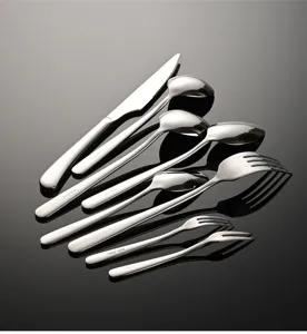 Detailansicht des eleganten Bestecksets aus 316er Edelstahl mit spiegelpolierter Oberflaeche.