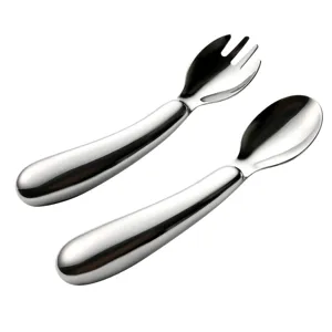 Set di forchetta e cucchiaio per neonati in acciaio inossidabile con manici ergonomici.