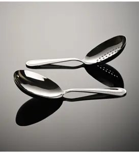 Set di cucchiaio da portata e schiumarola in acciaio inox con elegante manico perlato.