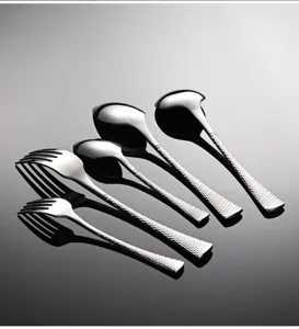 Set di posate in acciaio inossidabile con manico martellato, forchette e cucchiai eleganti.