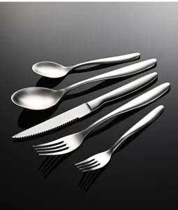 Detalle de cubiertos de acero inoxidable, juego mate de 5 piezas con cuchillo y tenedor.