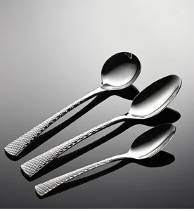 Set di cucchiai in acciaio inossidabile, stoviglie martellate di lusso per la cucina.