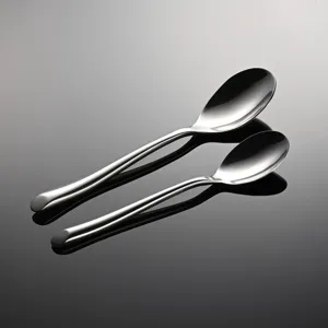 Set di cucchiai da tavola in acciaio inossidabile, finitura lucida, dettaglio posate.