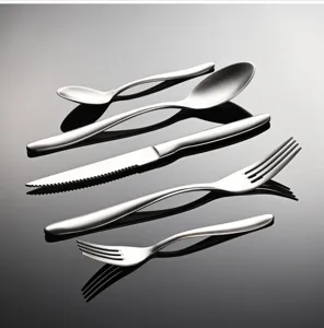 Juego de cubiertos de acero inoxidable mate, de cinco piezas con cuchillo, tenedor y cuchara.