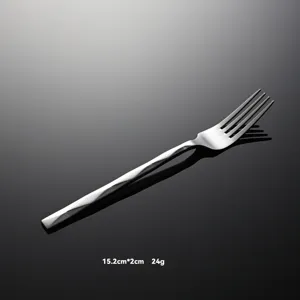 Primer plano del tenedor de acero inoxidable con mango de rombos, elegante cubierto moderno.