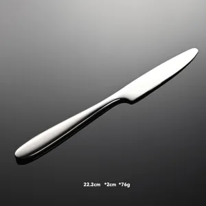 Vista dettagliata del coltello da bistecca in acciaio inossidabile con finitura lucida 22.2cm.