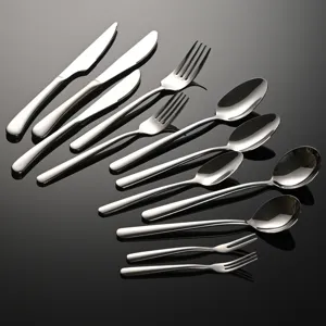 Edles Besteckset aus 316 Edelstahl, elegante spiegelpolierte Messer, Gabeln und Löffel.