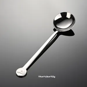 Cucchiaio da zuppa in acciaio inossidabile con manico a forma di orsetto, modello elegante.