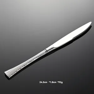 Vista dettagliata del manico elegante e texturizzato e del coltello in acciaio inox.