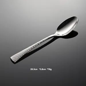 Cucchiaio da tavola in acciaio inossidabile con manico decorato, elegante stoviglia.