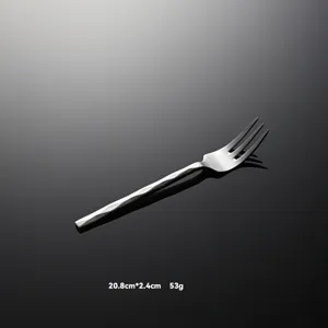 Primer plano detallado de tenedor de cena de acero inoxidable con mango romboidal, 20,8cm.
