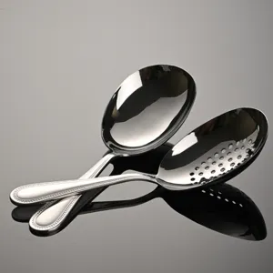Set cucchiaio da portata e schiumarola in acciaio inox con manico con perle.
