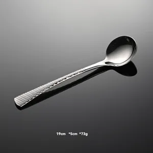 Cucchiaio da cena martellato in acciaio inossidabile 304 con manico ergonomico.