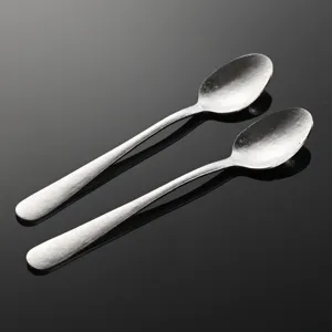 Petite cuillère à épices en titane pur, mini cuillère à sel martelée pour la cuisine.