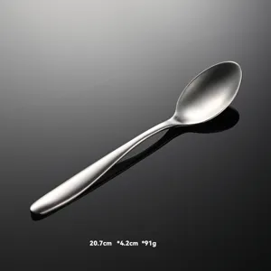Vista detallada de la cuchara de mesa de acero inoxidable 304 con acabado satinado 20.7cm.