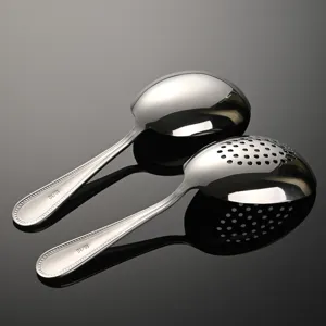 Set cucchiaio da portata e schiumarola in acciaio inossidabile con manico con perle.