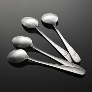 Ensemble de quatre petites cuillères rondes en titane pur pour épices et petite cuisine