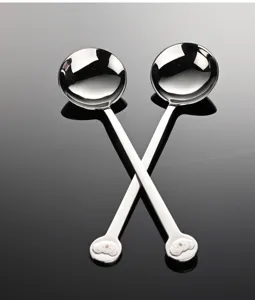 Dettaglio cucchiaio in acciaio inossidabile, simpatico design koala, finitura lucida, stoviglie.