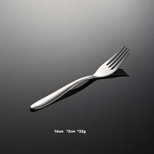Tenedor de mesa de acero inoxidable con acabado satinado, elegante y duradero para uso.
