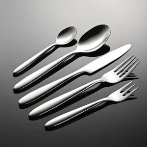 Set di posate in acciaio inossidabile 304 di alta qualità con coltello, forchette e cucchiai.