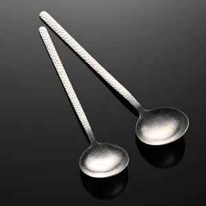 Cuchara coreana de titanio puro martillado con acabado cristal de nieve para el hogar.