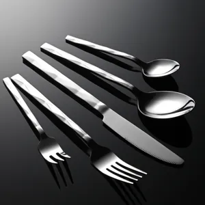 Juego de cubiertos de acero inoxidable moderno con mangos con diseño de diamante.