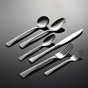 Elegante set di posate in acciaio inossidabile 304 con manico martellato per una cucina moderna.