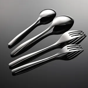 Set di posate in acciaio inossidabile dal design moderno con manico obliquo, cucchiaio e forchetta.