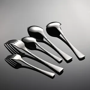 Set di posate in acciaio inossidabile con manici strutturati eleganti per la tavola.