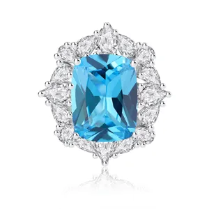 Anillo vintage de halo de topaz azul con piedra central cojin y diamantes brillantes.
