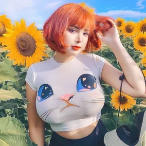 Detalles del crop top de manga corta con estampado de gato, tela suave, estilo veraniego.