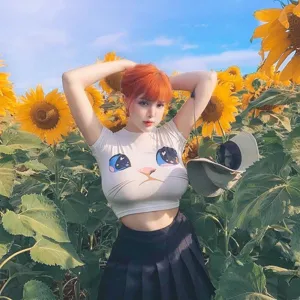 Vista detallada de camiseta corta de mujer con lindo estampado de gato y corte ajustado moderno.