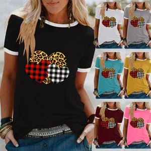 Detaillierte Ansicht des Damen Rundhals Kurzarm T-Shirts mit farbigem Herzdruck Design.