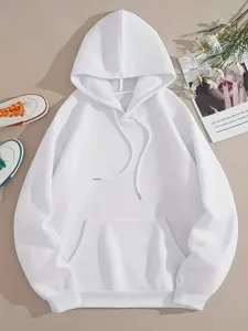 Gedetailleerd uitzicht van effen witte hoodie met handige zak en verstelbaar trekkoord.