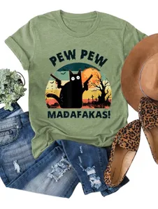 Vista detallada de una elegante camiseta verde oliva de manga corta con gracioso estampado.