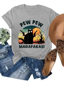 Vista detallada camiseta gris manga corta con estampado gato divertido estilo casual diario.